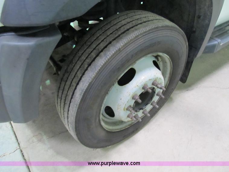 image for item B2724 2006 Ford F550 XL Super Duty utility pickup truck