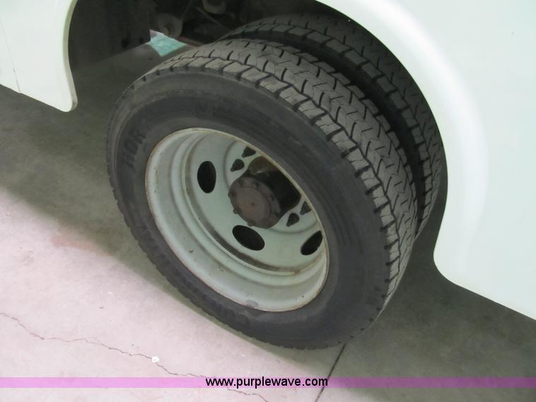 image for item B2724 2006 Ford F550 XL Super Duty utility pickup truck