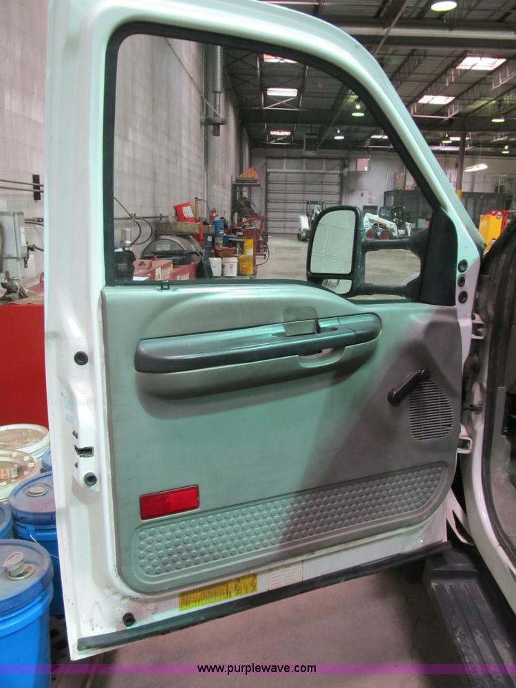image for item B2724 2006 Ford F550 XL Super Duty utility pickup truck