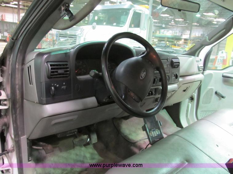 image for item B2724 2006 Ford F550 XL Super Duty utility pickup truck