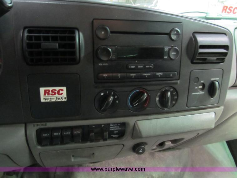 image for item B2724 2006 Ford F550 XL Super Duty utility pickup truck