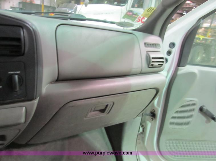image for item B2724 2006 Ford F550 XL Super Duty utility pickup truck