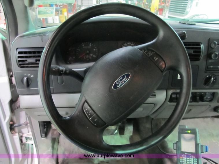 image for item B2724 2006 Ford F550 XL Super Duty utility pickup truck