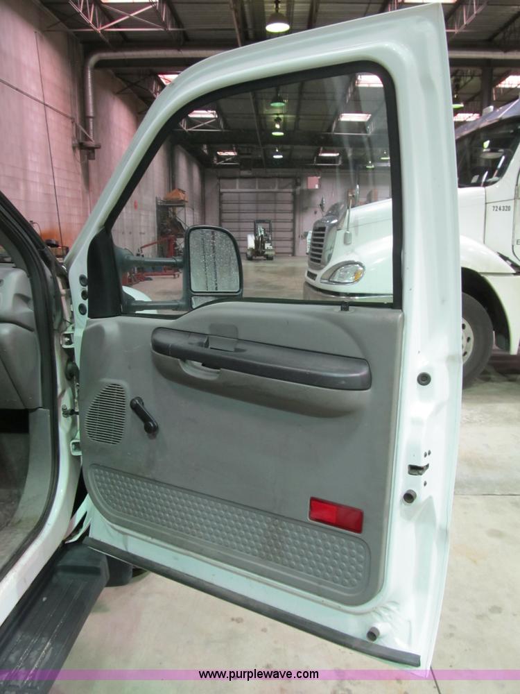 image for item B2724 2006 Ford F550 XL Super Duty utility pickup truck