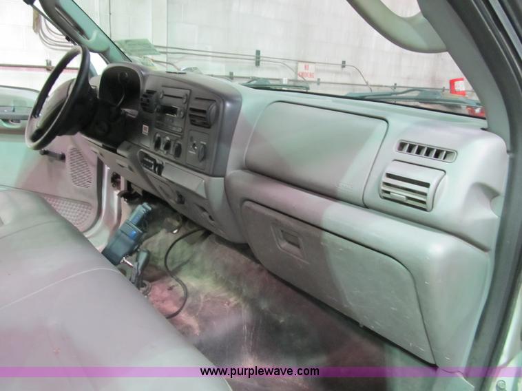 image for item B2724 2006 Ford F550 XL Super Duty utility pickup truck