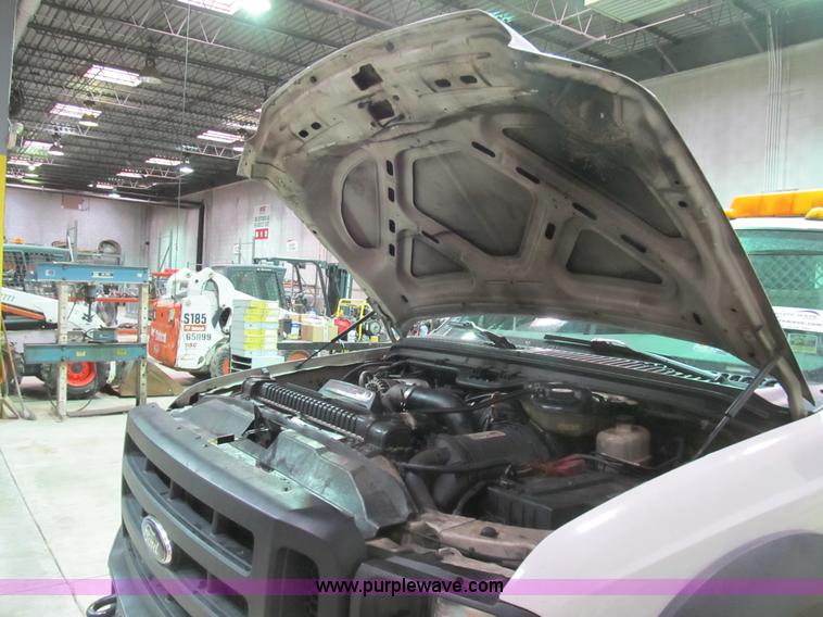 image for item B2724 2006 Ford F550 XL Super Duty utility pickup truck
