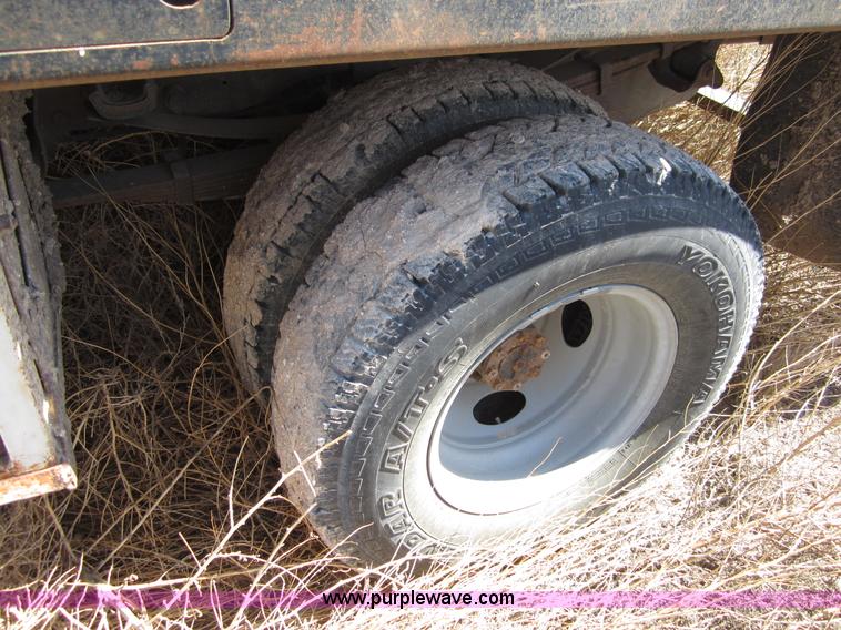 image for item B3270 1999 Ford F350 Super Duty flatbed pickup truck