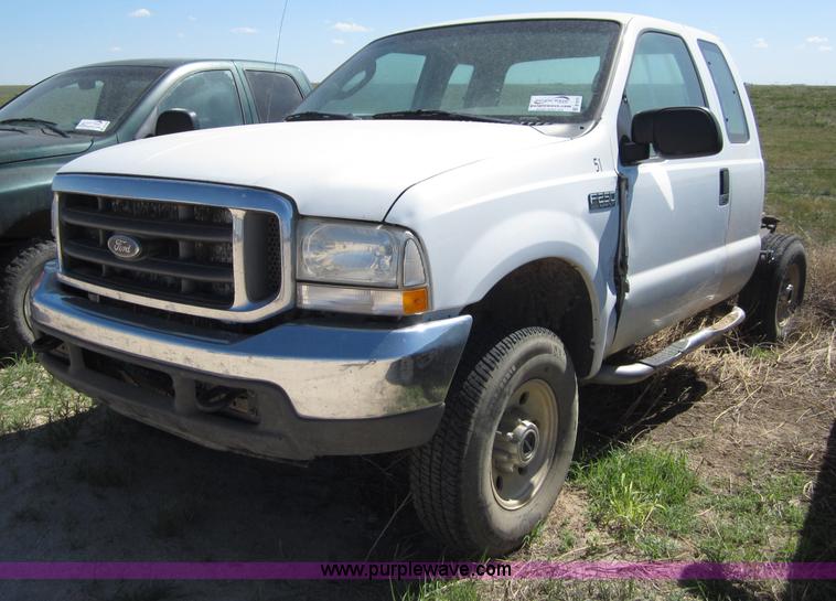 image for item B3275 2004 Ford F250 pickup truck cab and chassis