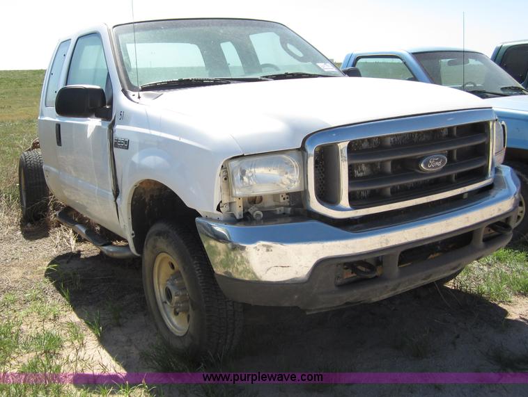 image for item B3275 2004 Ford F250 pickup truck cab and chassis