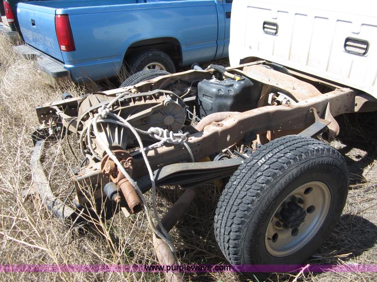 image for item B3275 2004 Ford F250 pickup truck cab and chassis