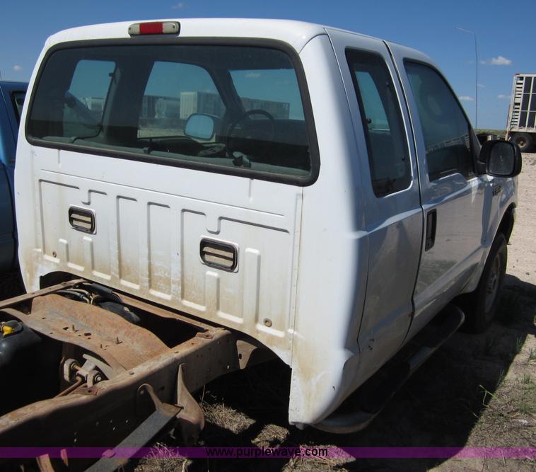 image for item B3275 2004 Ford F250 pickup truck cab and chassis