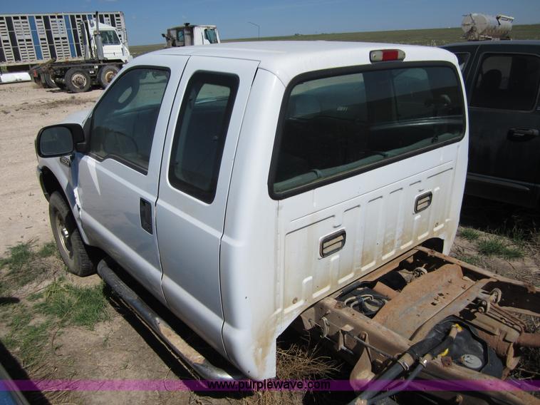 image for item B3275 2004 Ford F250 pickup truck cab and chassis
