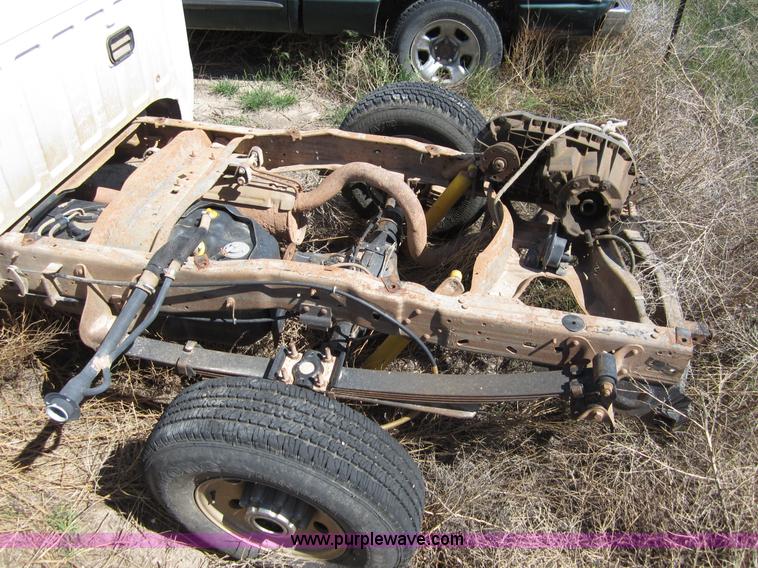 image for item B3275 2004 Ford F250 pickup truck cab and chassis