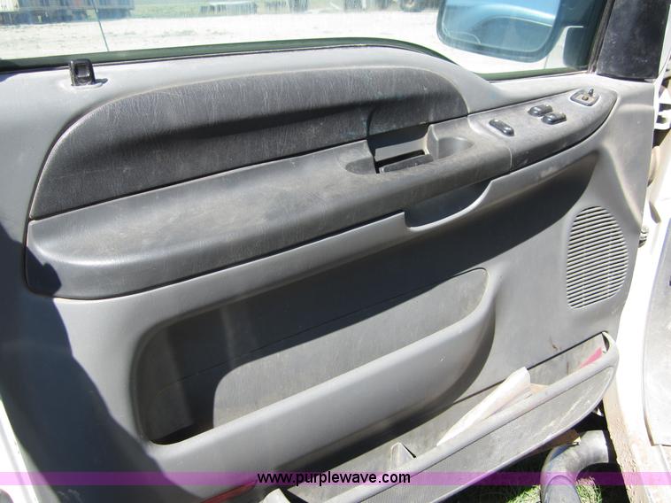 image for item B3275 2004 Ford F250 pickup truck cab and chassis