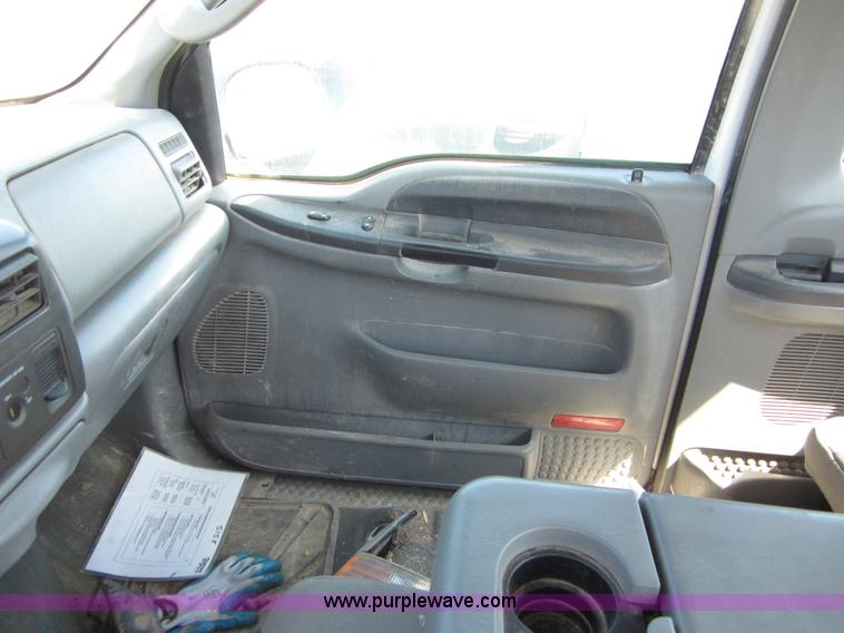 image for item B3275 2004 Ford F250 pickup truck cab and chassis