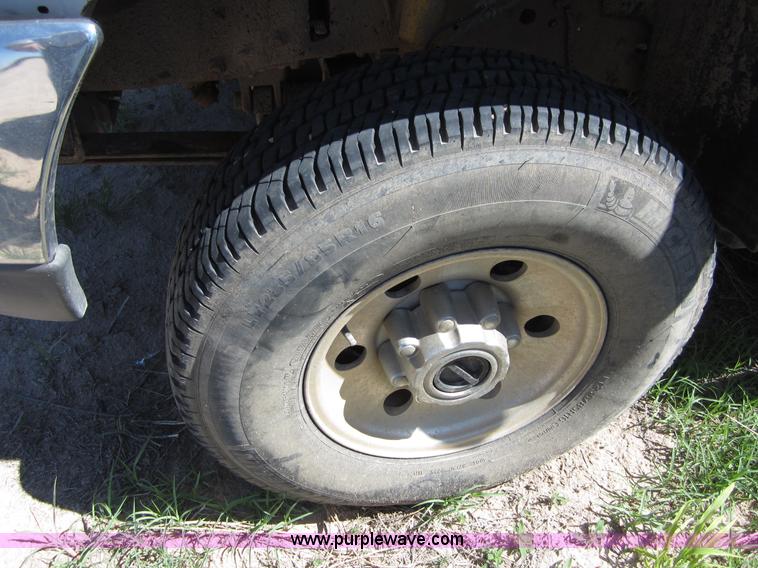 image for item B3275 2004 Ford F250 pickup truck cab and chassis