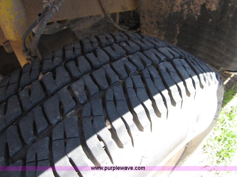 image for item B3275 2004 Ford F250 pickup truck cab and chassis