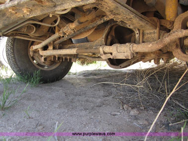 image for item B3275 2004 Ford F250 pickup truck cab and chassis