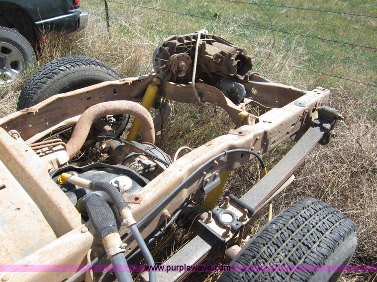 image for item B3275 2004 Ford F250 pickup truck cab and chassis