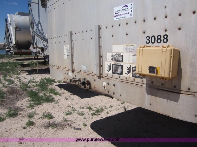 image for item B3279 1996 Wilson 53' hog trailer