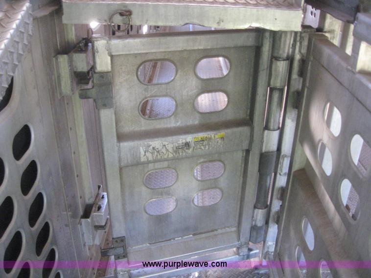 image for item B3279 1996 Wilson 53' hog trailer