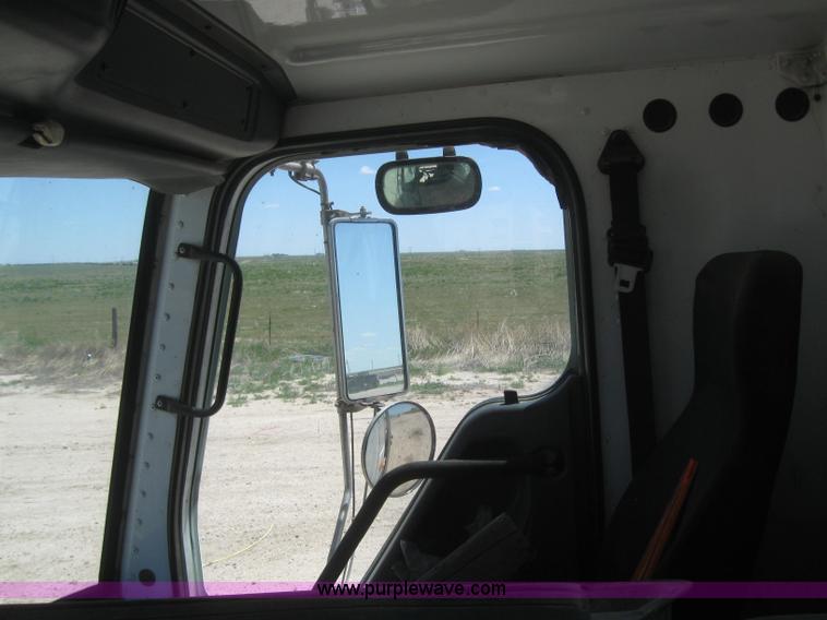 image for item B3283 2006 Freightliner Condor truck