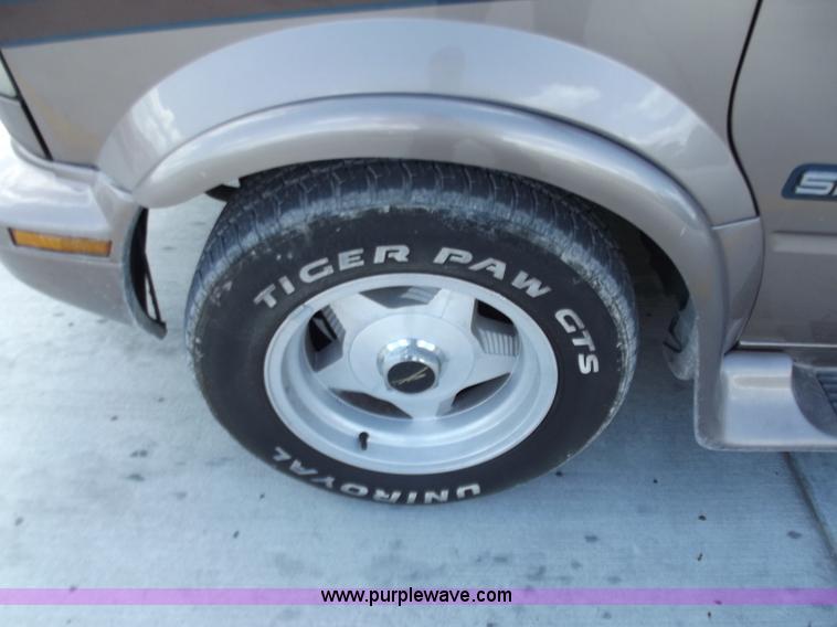 image for item C2022 1995 GMC Safari SL luxury limited van