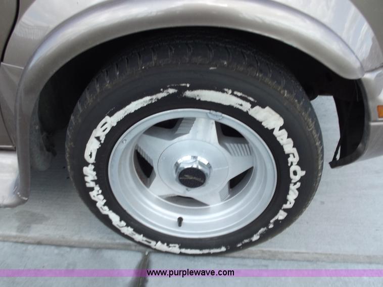 image for item C2022 1995 GMC Safari SL luxury limited van