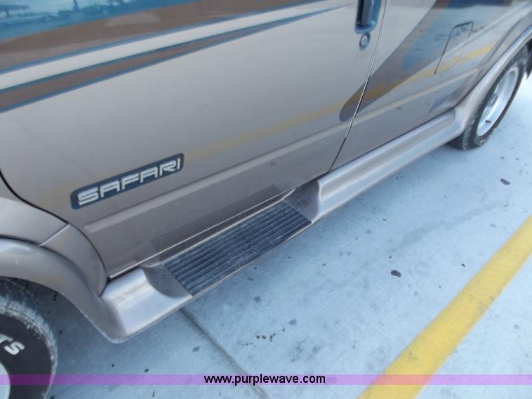 image for item C2022 1995 GMC Safari SL luxury limited van