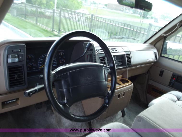 image for item C2022 1995 GMC Safari SL luxury limited van