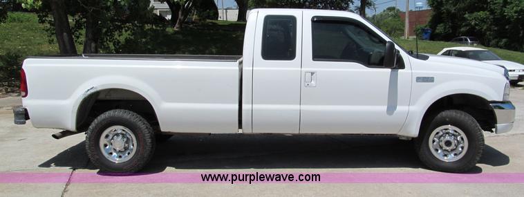 image for item C2195 1999 Ford F250 Super Duty extended cab pickup truck