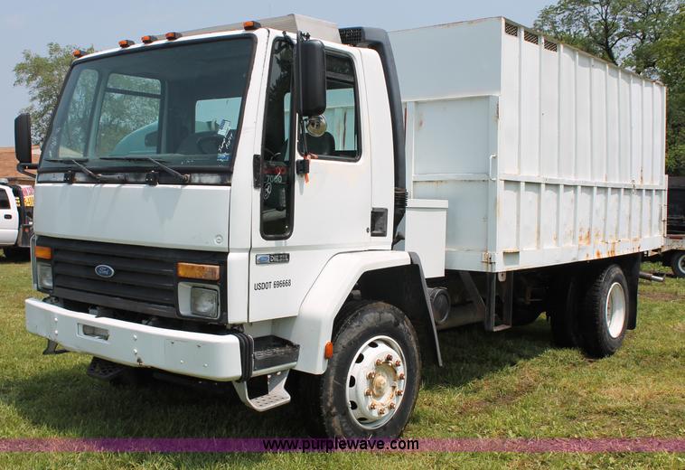 image for item C2526 1986 Ford CF7000 cargo dump truck