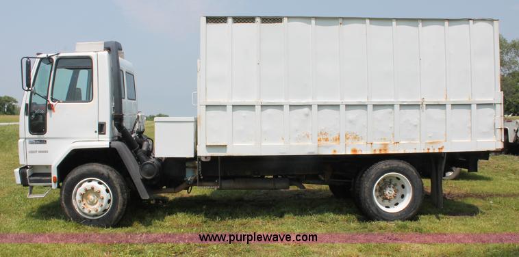 image for item C2526 1986 Ford CF7000 cargo dump truck