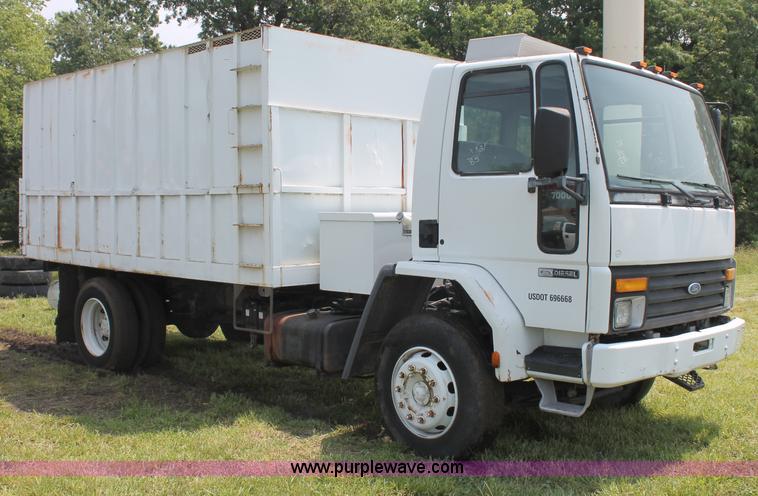 image for item C2526 1986 Ford CF7000 cargo dump truck