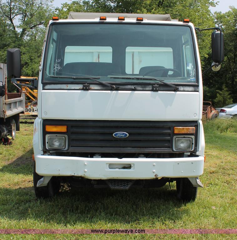 image for item C2526 1986 Ford CF7000 cargo dump truck
