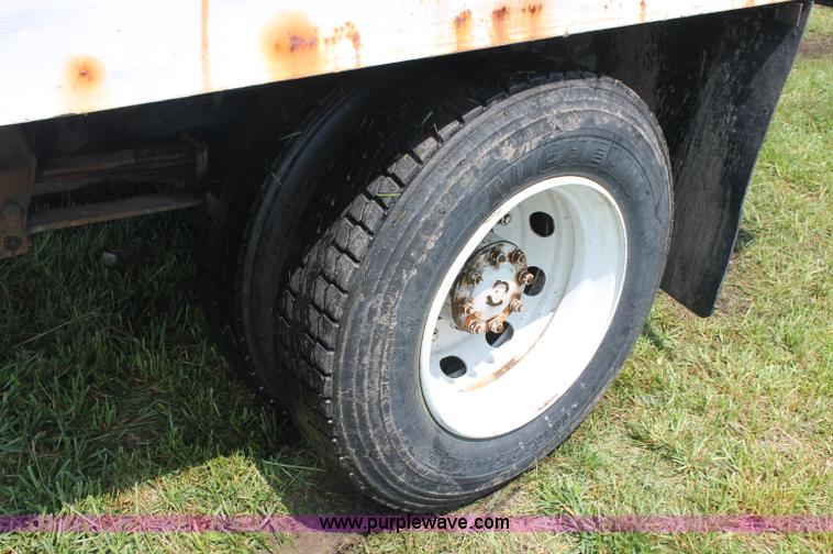 image for item C2526 1986 Ford CF7000 cargo dump truck