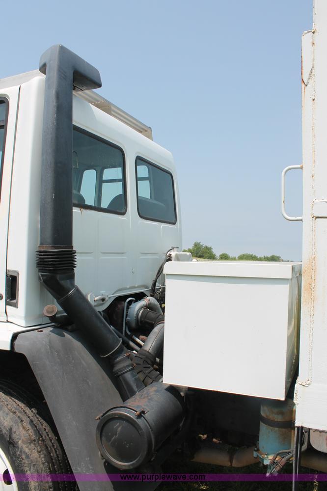 image for item C2526 1986 Ford CF7000 cargo dump truck