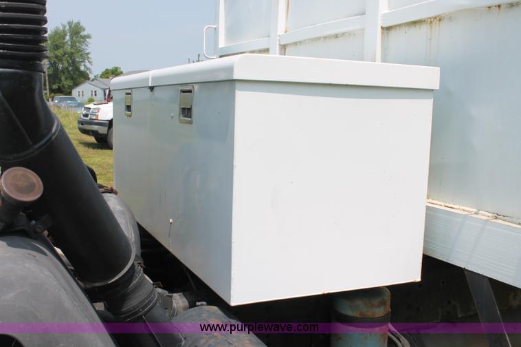 image for item C2526 1986 Ford CF7000 cargo dump truck