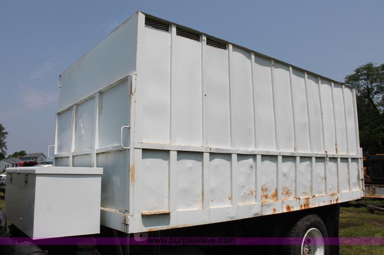 image for item C2526 1986 Ford CF7000 cargo dump truck