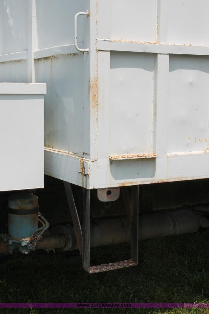 image for item C2526 1986 Ford CF7000 cargo dump truck