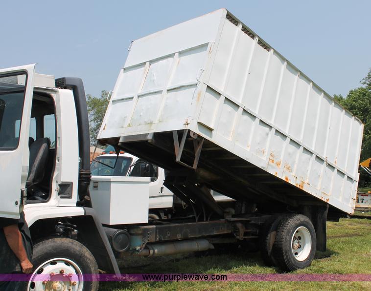 image for item C2526 1986 Ford CF7000 cargo dump truck