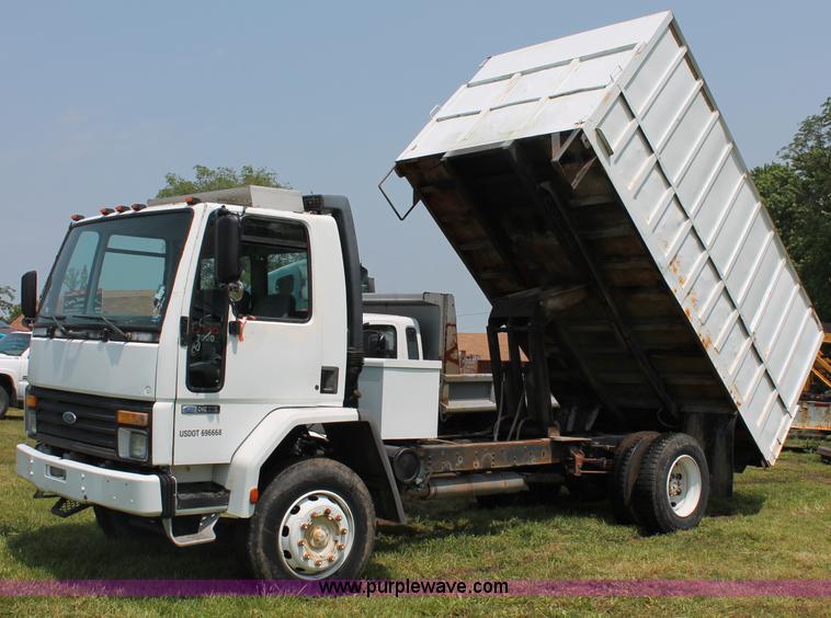image for item C2526 1986 Ford CF7000 cargo dump truck