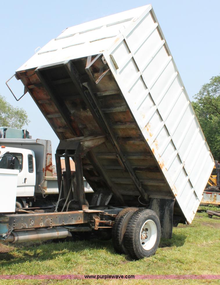 image for item C2526 1986 Ford CF7000 cargo dump truck