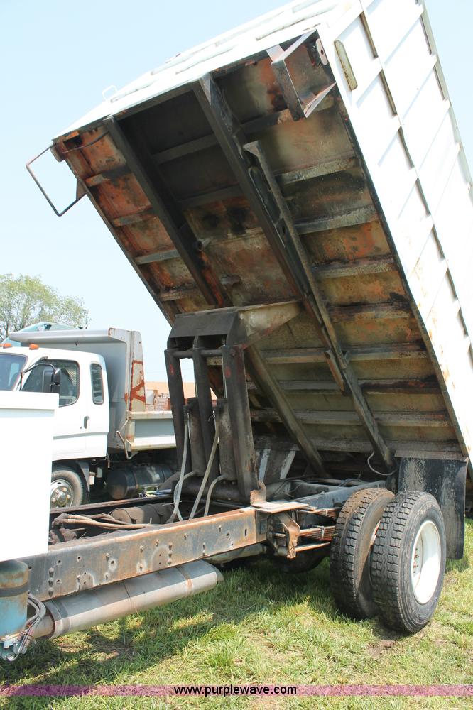 image for item C2526 1986 Ford CF7000 cargo dump truck