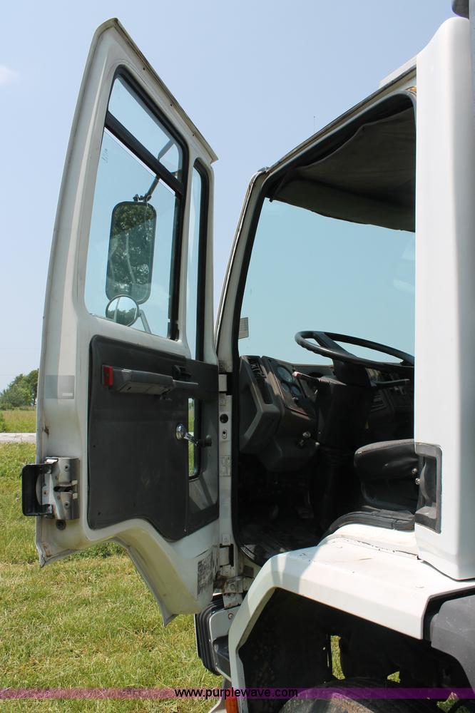 image for item C2526 1986 Ford CF7000 cargo dump truck