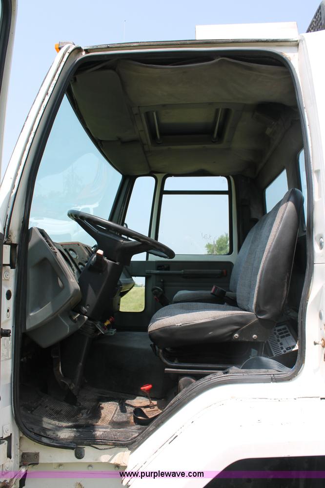 image for item C2526 1986 Ford CF7000 cargo dump truck