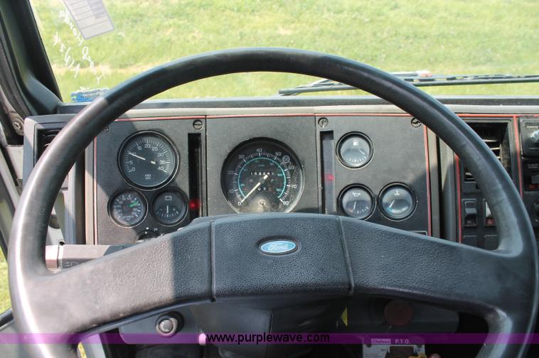 image for item C2526 1986 Ford CF7000 cargo dump truck