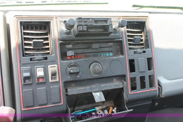 image for item C2526 1986 Ford CF7000 cargo dump truck