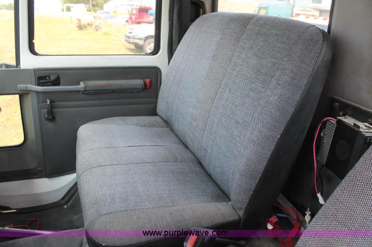 image for item C2526 1986 Ford CF7000 cargo dump truck