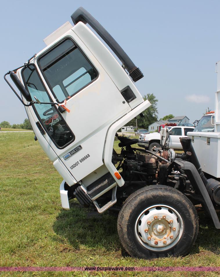 image for item C2526 1986 Ford CF7000 cargo dump truck